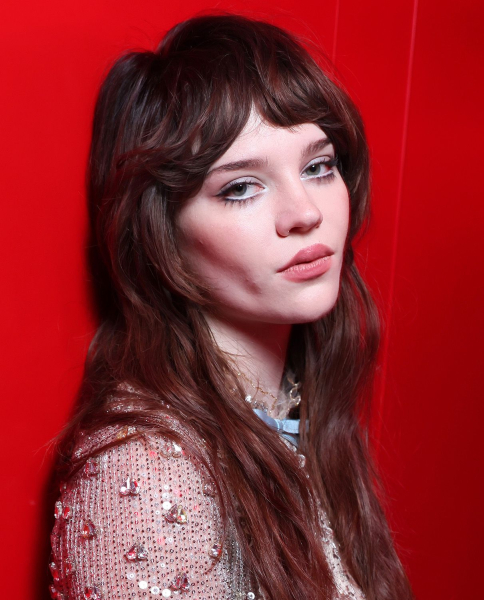 sophie thatcher haircut  summer hair trends 2025